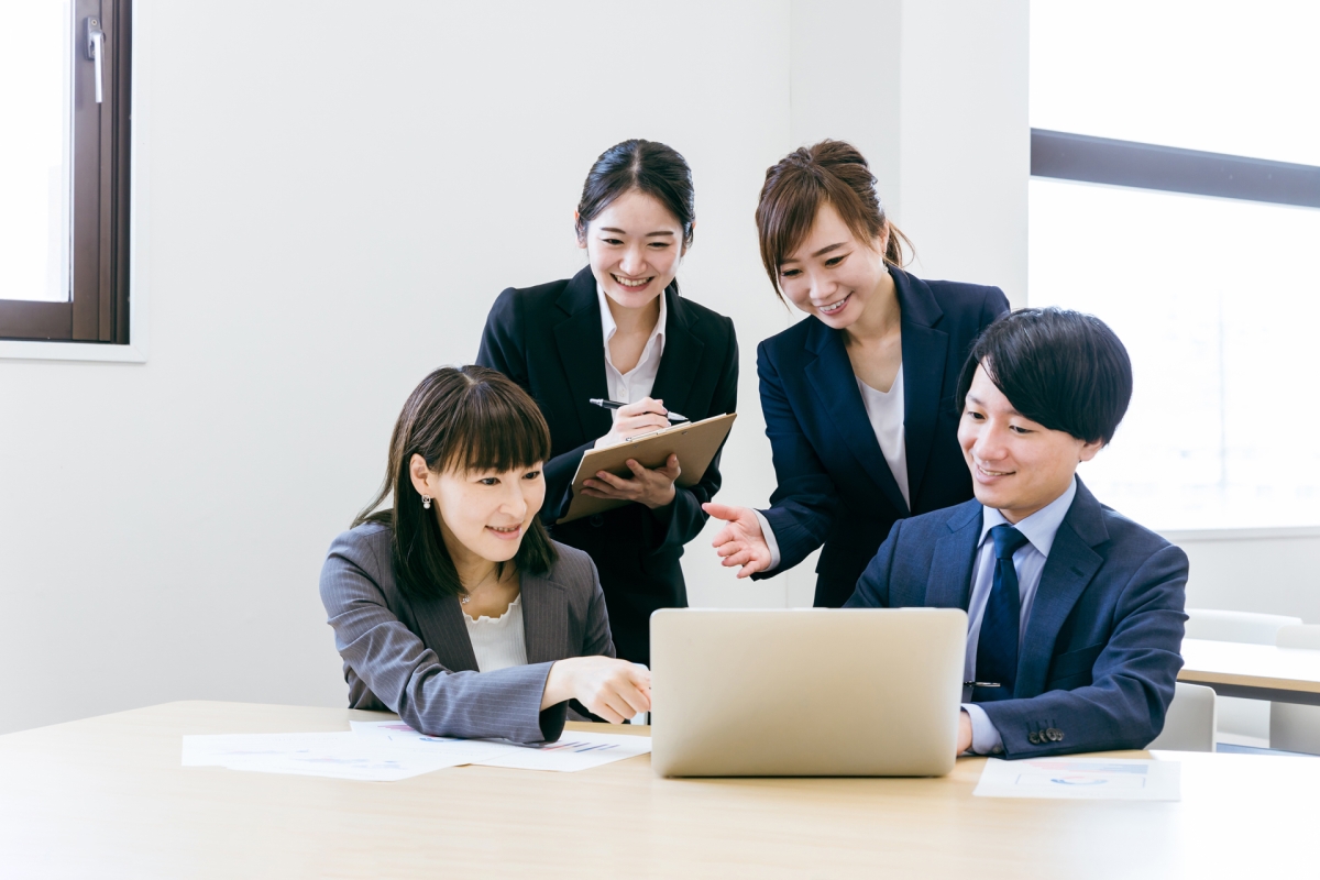 輪になって話す会社員